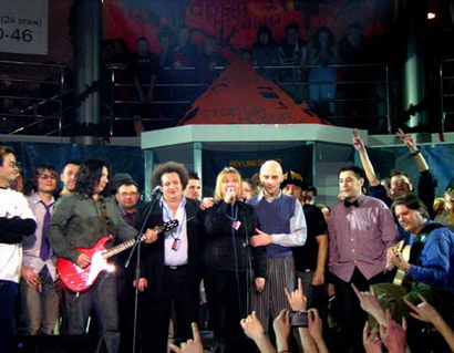 Закрытие фестиваля "Старый Новый рок 2004". Виктор поёт с Настей её новую песню, справа Межер, справа от него с гитарой муж Насти-- Егор